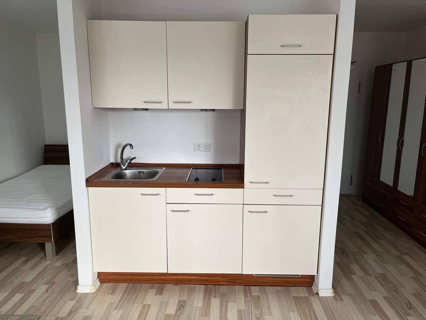 Möbliertes 1 Zi.-Appartement mit Balkon über die komplette Breite der Wohnung – Außenstellplatz oder TG-Stellplatz optional – 90762 Fürth – Vorschaubild 3
