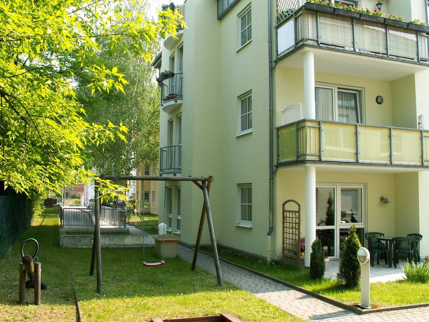 Attraktive 2-Raum-Wohnung in zweiter Reihe mit zwei Balkonen und Tiefgaragenstellplatz – 1309 Dresden – Vorschaubild 3