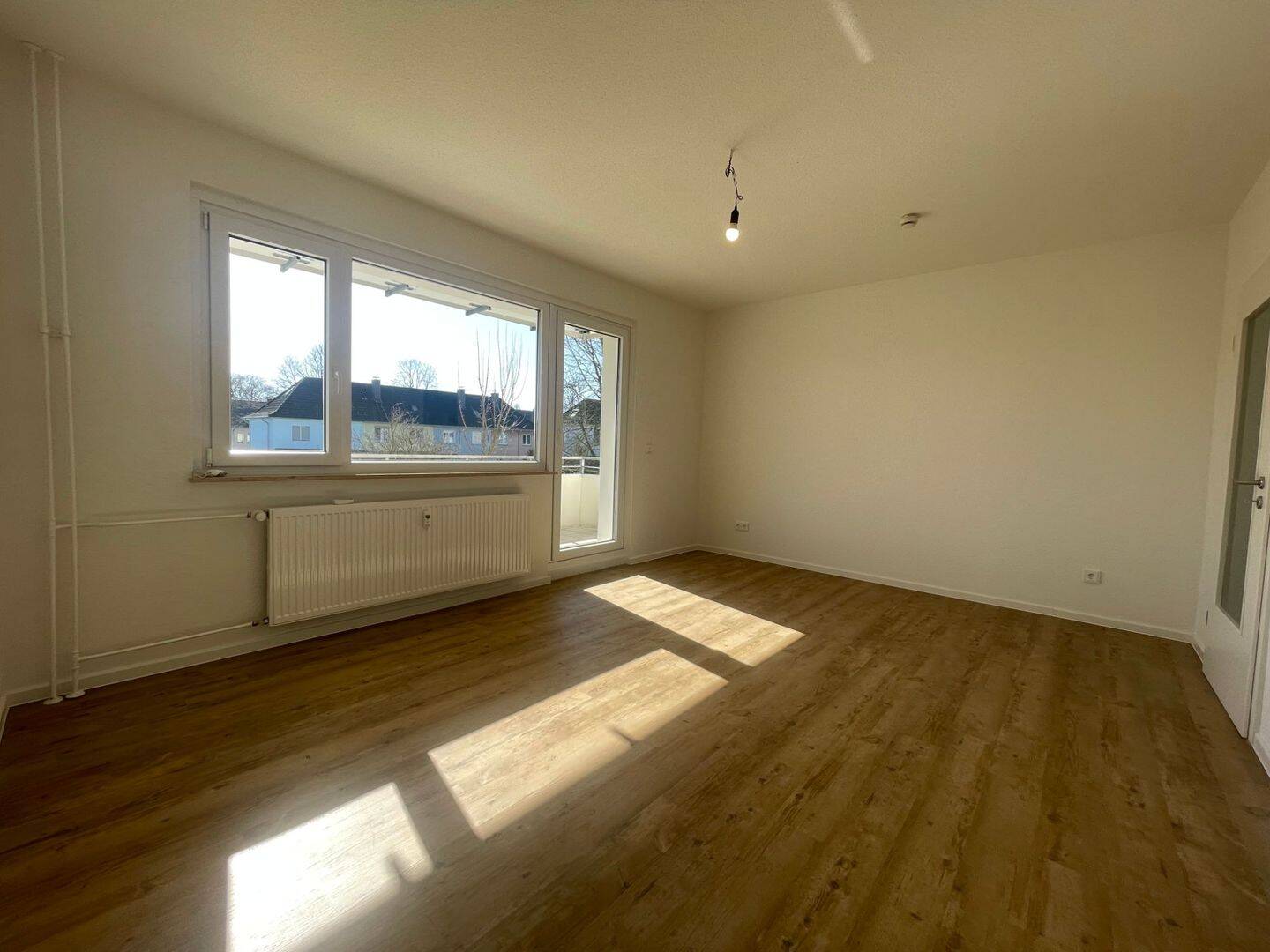 *moderne Balkonwohnung mit Tageslichtbad und 3 Zimmern* – 45355 Essen – Vorschaubild 3