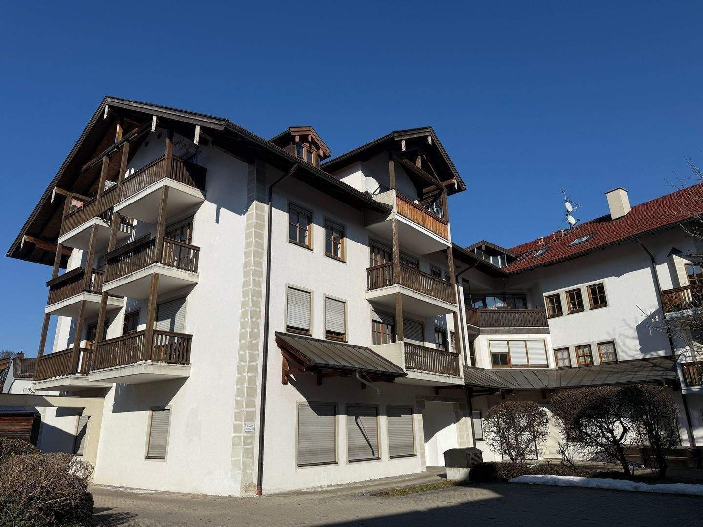 I. I. TEAM: Sofort einziehen, helle, großzügige 2-Zimmer-Wohnung mit 2 Balkonen im 2. Obergeschoss mit Aufzug! – 83088 Kiefersfelden – Vorschaubild 3