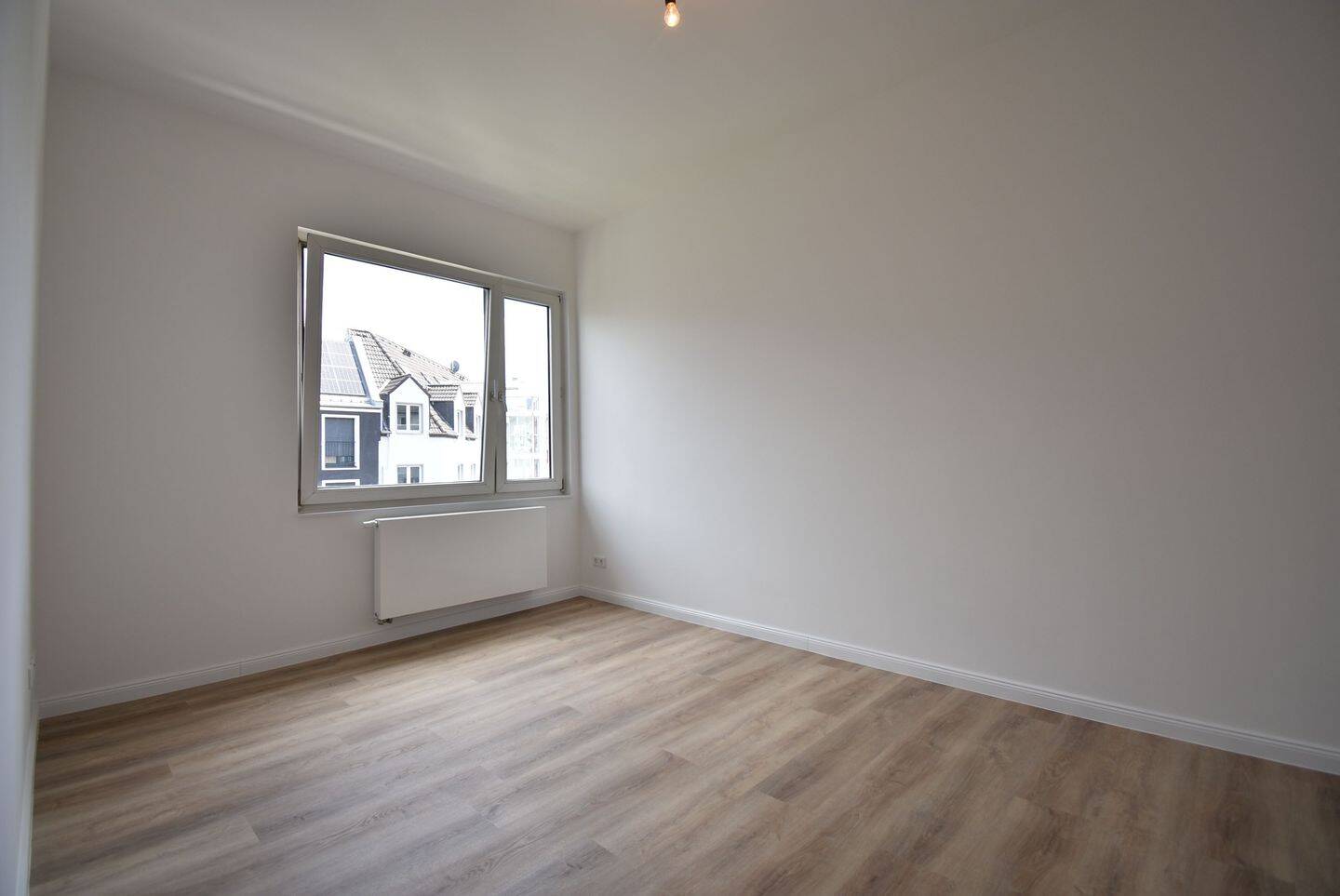 Frisch renoviert! Zentrale 2-Zi-Whg zu vermieten – 40211 Düsseldorf – Vorschaubild 3