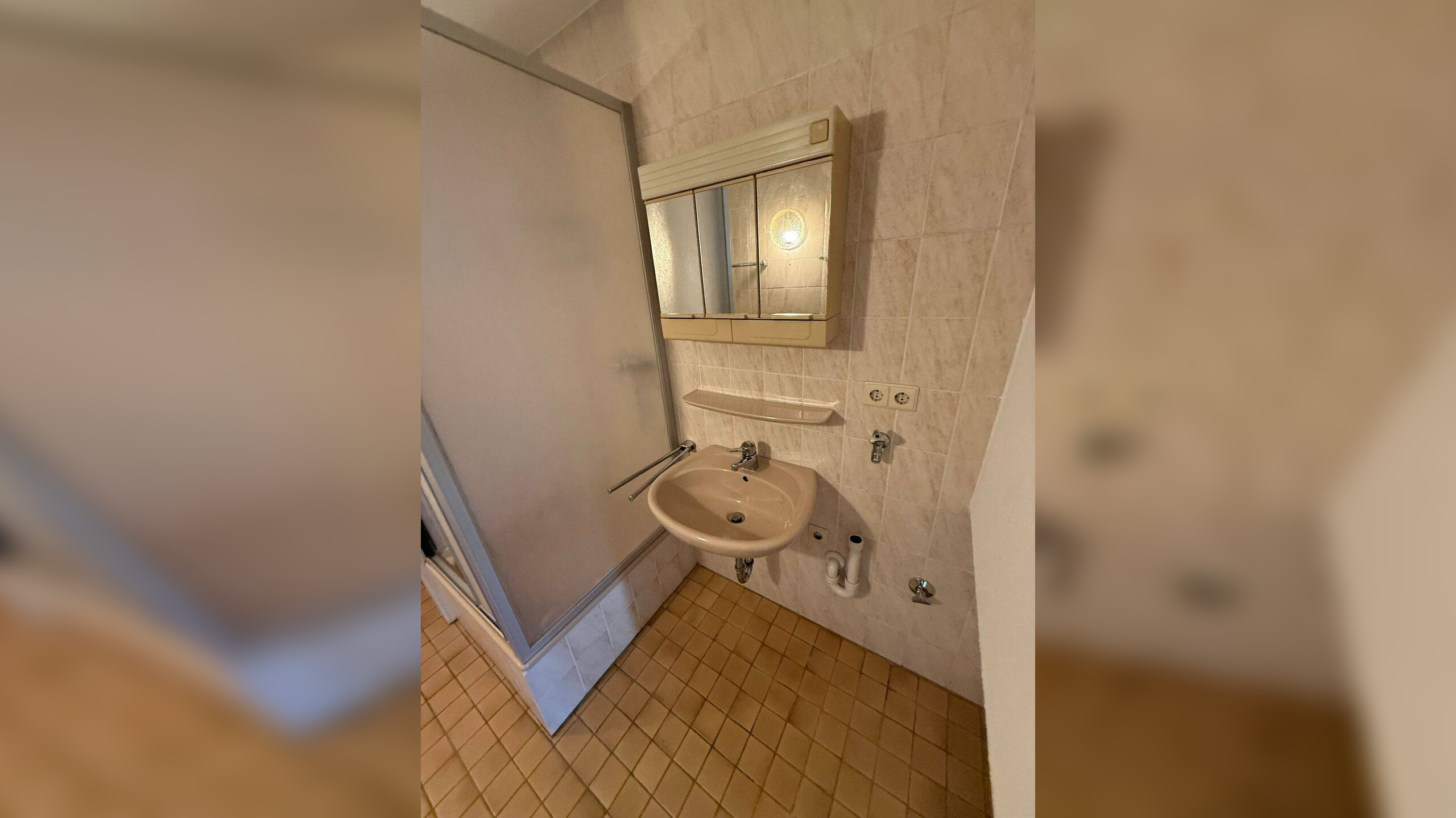 RENOVIERT! Großes, helles Zimmer mit WC und Gemeinschaftsbad * Werastraße – 70190 Stuttgart – Vorschaubild 3