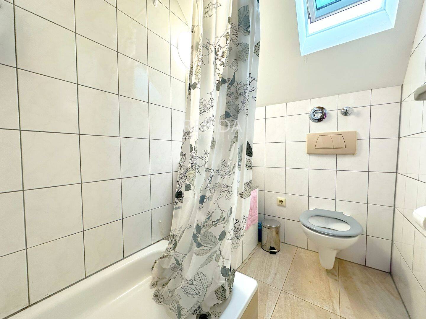 Gepflegte 2-Zi.-Wohnung mit EBK, gr. Bühne mit Ausbaupotenzial in Bad Cannstatt – 70376 Stuttgart – Vorschaubild 7