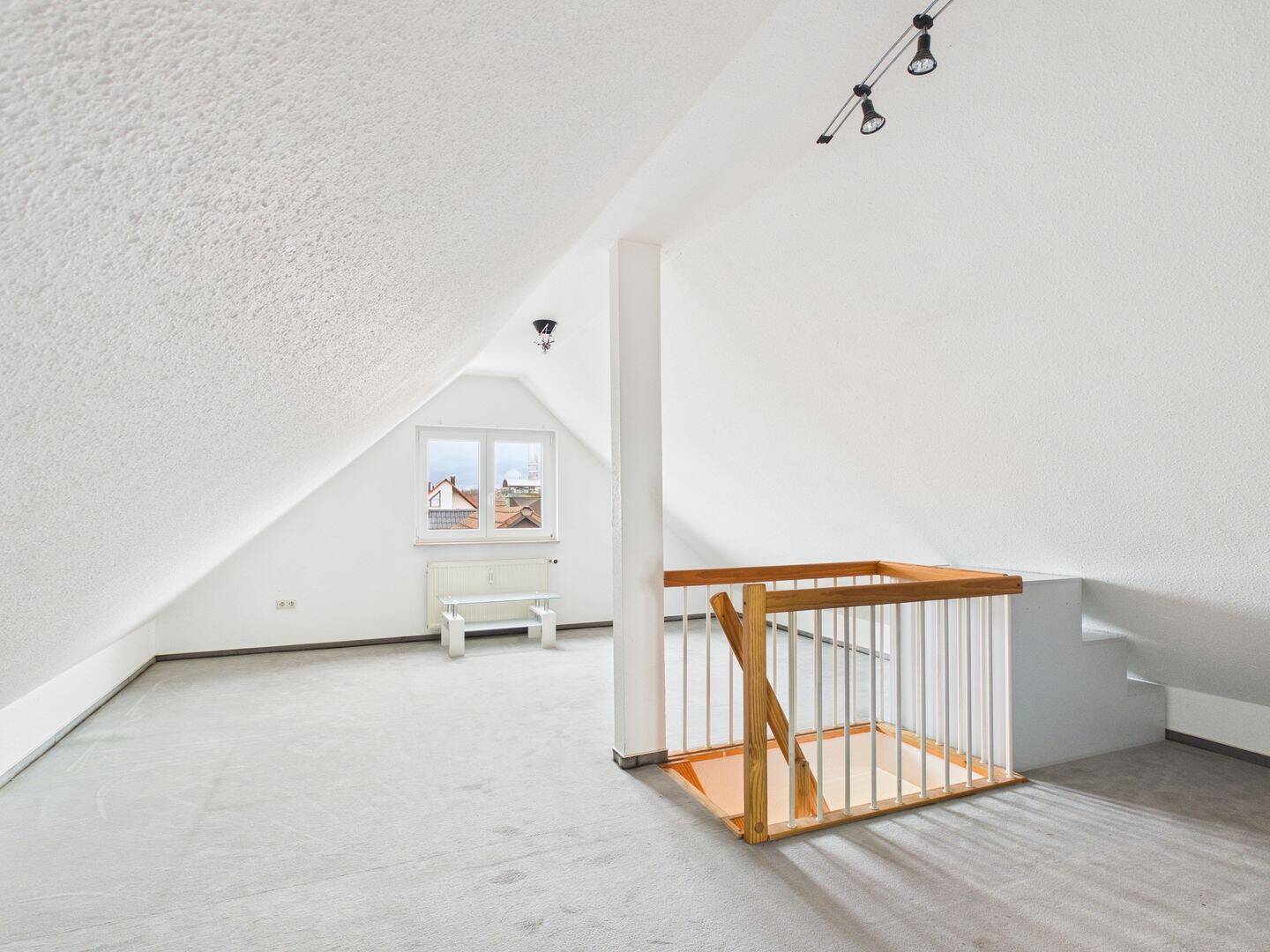 Helle Maisonette 60 m² mit Dachstudio 25 m², Balkon mit schöner Aussicht und Kfz-Stellplatz – 70619 Stuttgart – Vorschaubild 3