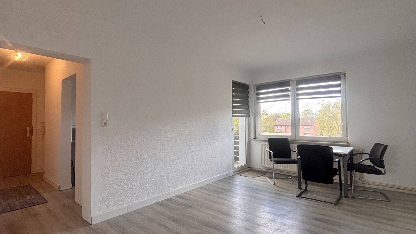 Einziehen und Ankommen: 2-Zi.-Wohnung mit Loggia und EBK – frisch modernisiert – 47167 Duisburg – Vorschaubild 3