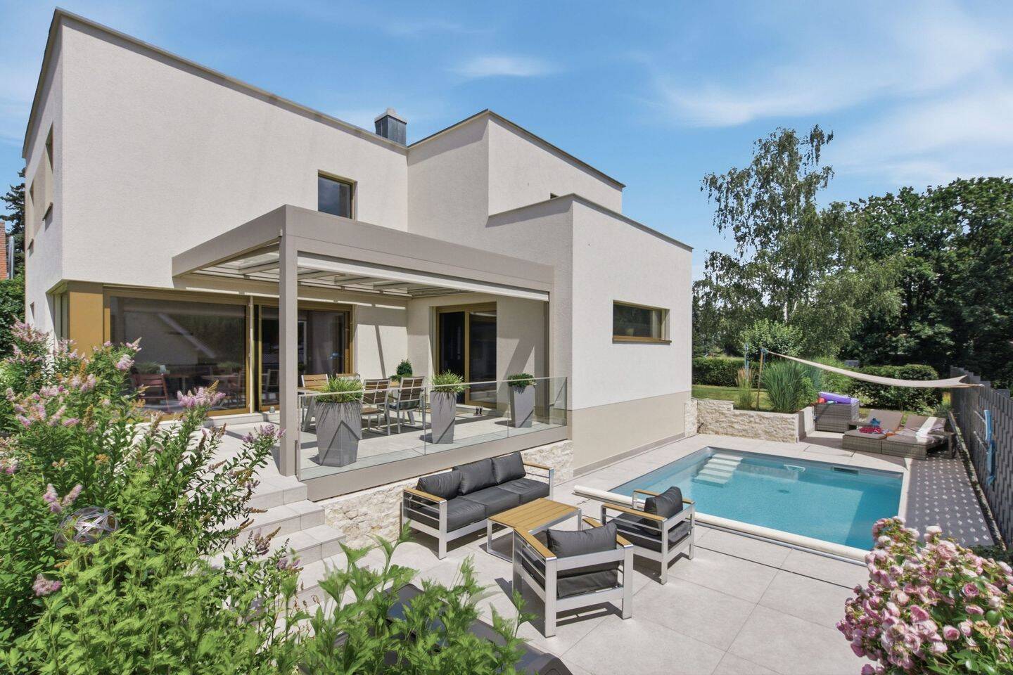 Licht. Raum. Lebensqualität. – Hochwertiges Einfamilienhaus mit Pool, Kamin und Premium-Ausstattung – 1109 Dresden – Vorschaubild 3