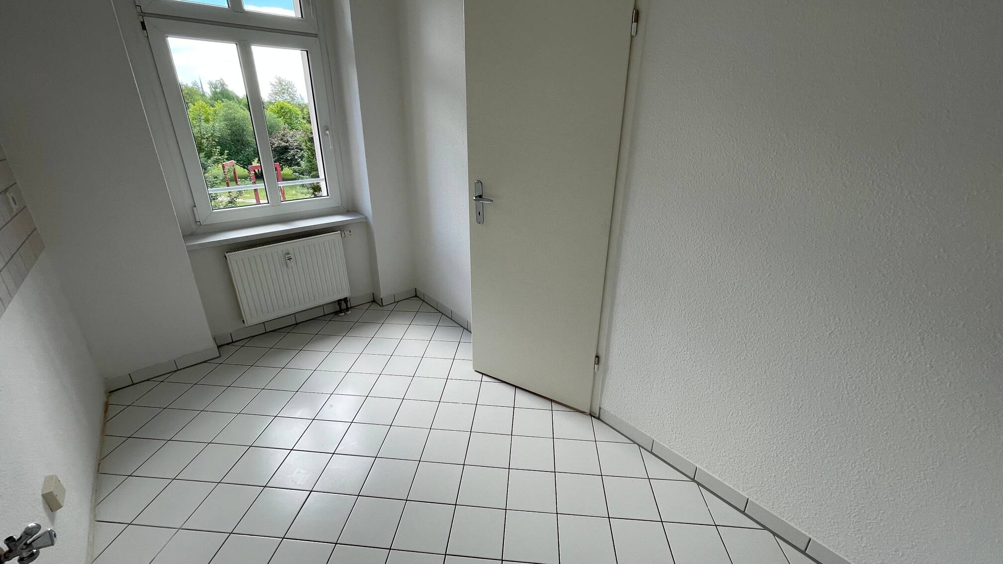 3. OG/ großes Wohnzimmer + Balkon / Stellplatz mögl. ! – Chemnitz – Vorschaubild 3