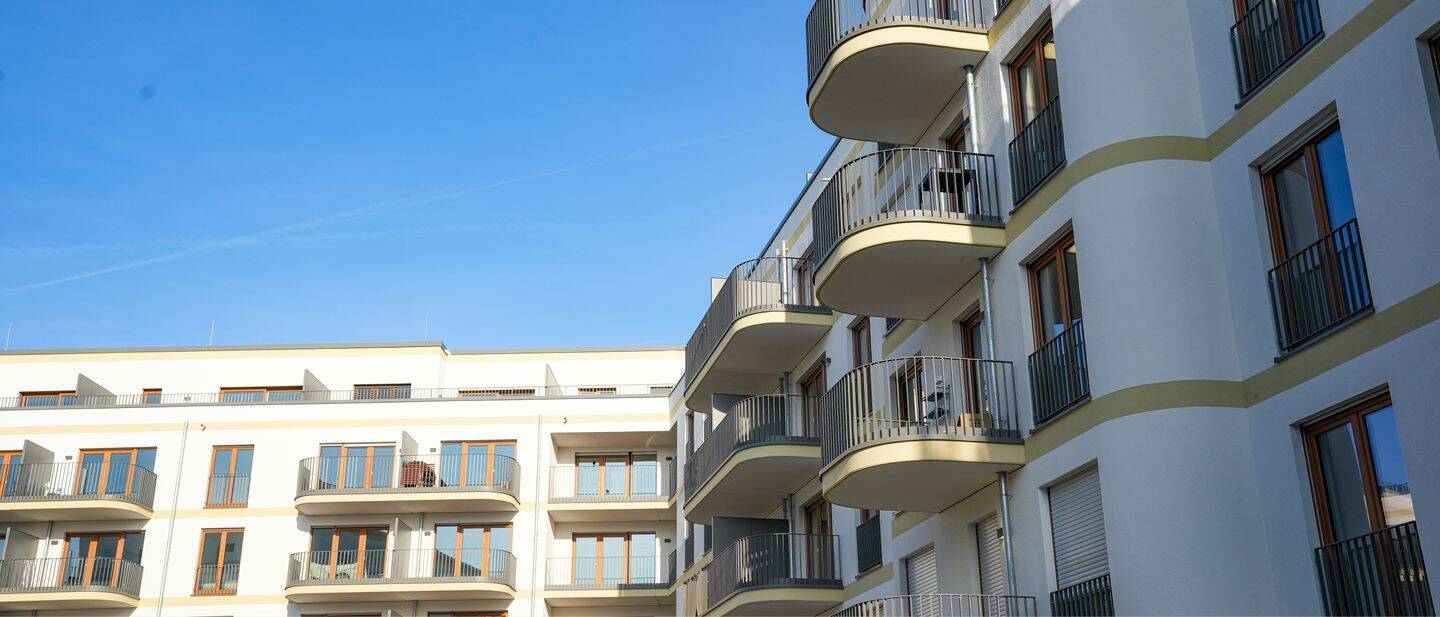 Moderne 3-Zimmer-Wohnung mit 2 Balkonen, Aufzug und Tageslicht, nahe öffentlicher Verkehrsanbindung – 50825 Köln – Vorschaubild 3