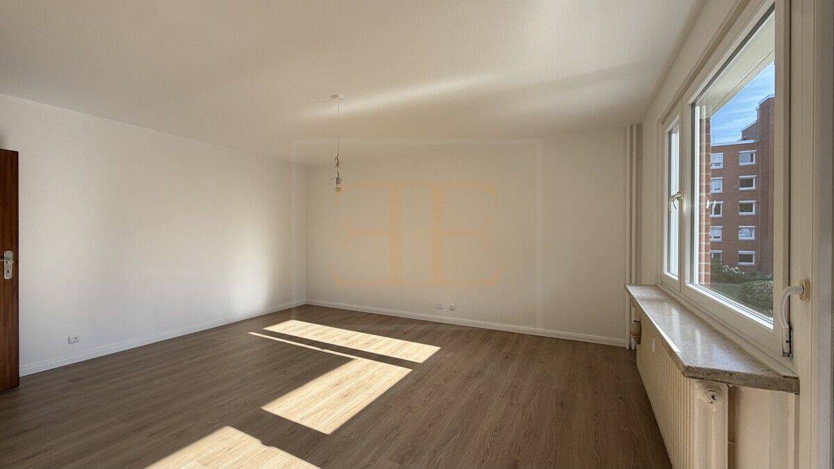 Großzügig geschnittene 4-Zimmerwohnung (2 2/2) mit Balkon im ersten Obergeschoss – 22525 Hamburg – Vorschaubild 3
