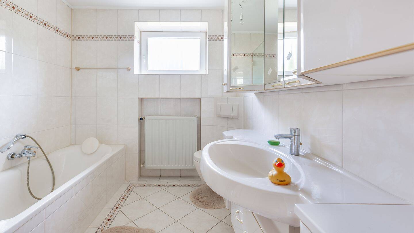 Wohnen auf einer Ebene – gepflegter Endreihenbungalow mit sonnigem Garten in Hamburg-Niendorf! – 22453 Hamburg – Vorschaubild 4