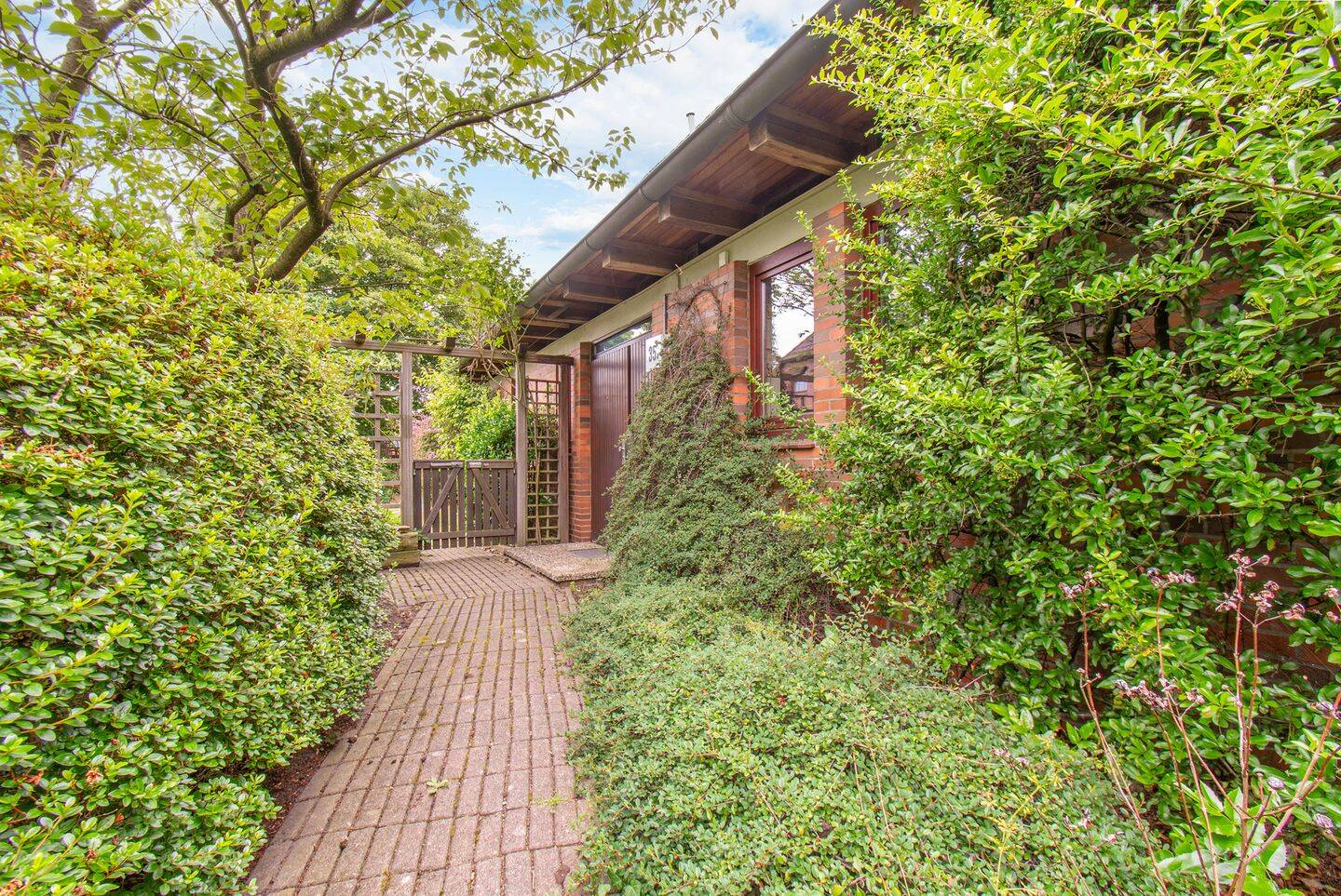 Wohnen mit Charakter: besonderes Architektenhaus mit Wohlfühlgarten in ruhiger Lage von Schnelsen – 22459 Hamburg – Vorschaubild 3