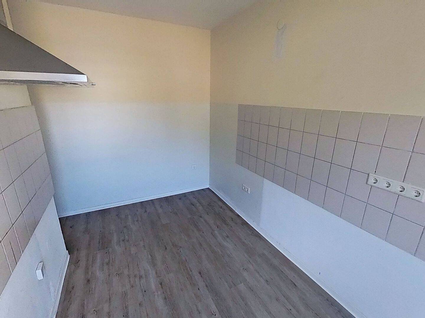 Komfortabel im Erdgeschoss: Helle 3-Zimmer-Wohnung mit Tageslichtbad (Wanne + Dusche) – 33104 Paderborn – Vorschaubild 4