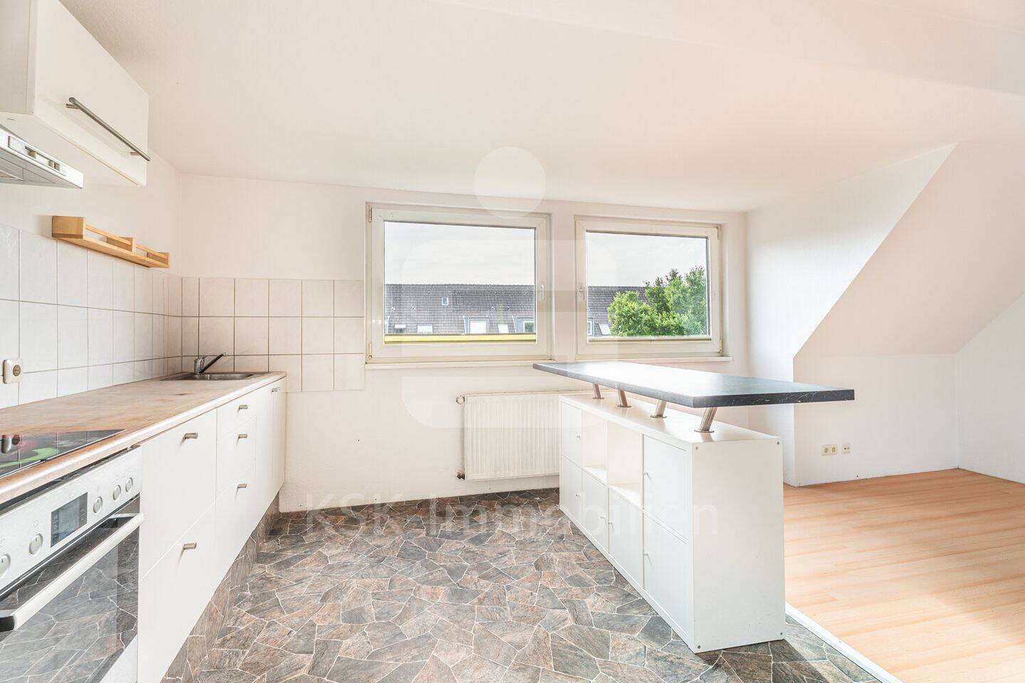 Bezugsfreie und lichtdurchflutete Dachgeschosswohnung in ruhiger Lage. – 50737 Köln – Vorschaubild 3