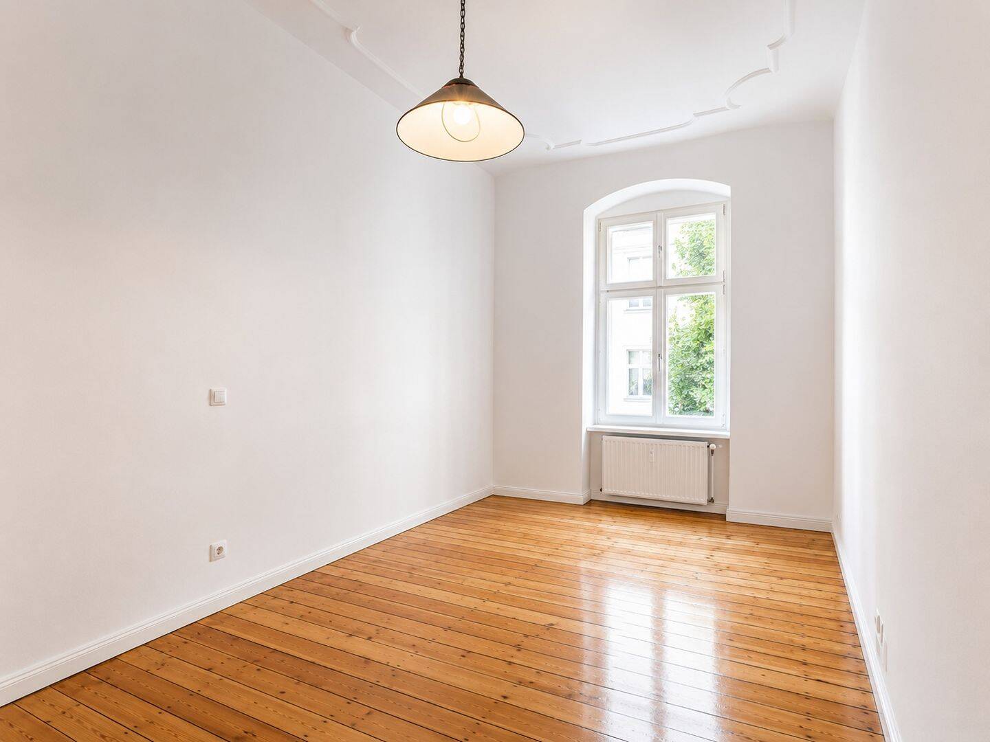 Stilvoll sanierte 2-Zi.-Altbauwohnung mit Balkon, Aufzug & Stuck in ruhiger Nebenstraße – 13347 Berlin – Vorschaubild 3