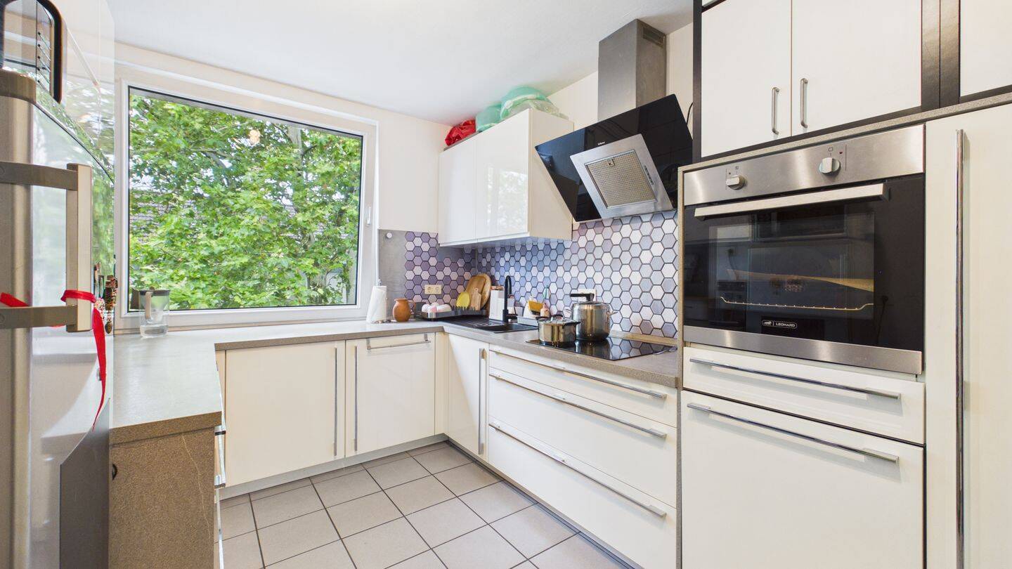 Renoviert & einzugsbereit: Parkett, Balkon, TG-Stellplatz, Bad & Fenster von 2018 – 47057 Duisburg – Vorschaubild 3