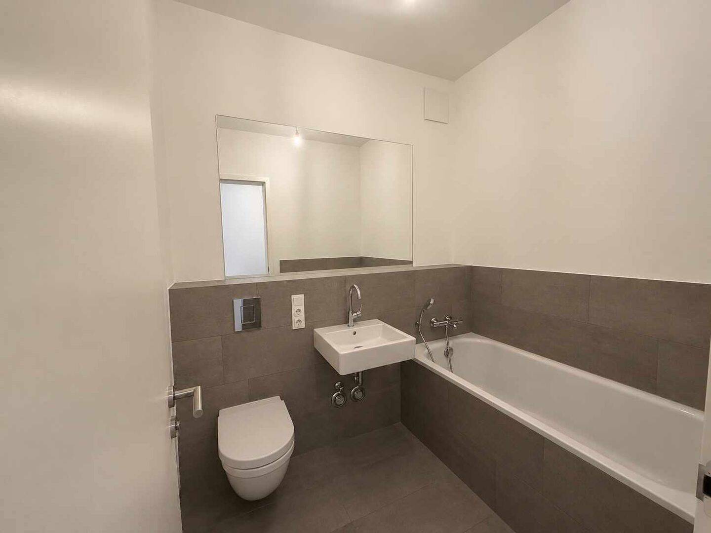 Moderne 3-Zimmer-Wohnung mit offenem Wohnkonzept, 2 Bädern, neuer Einbauküche und eigenem Garten! – 14469 Potsdam – Vorschaubild 6