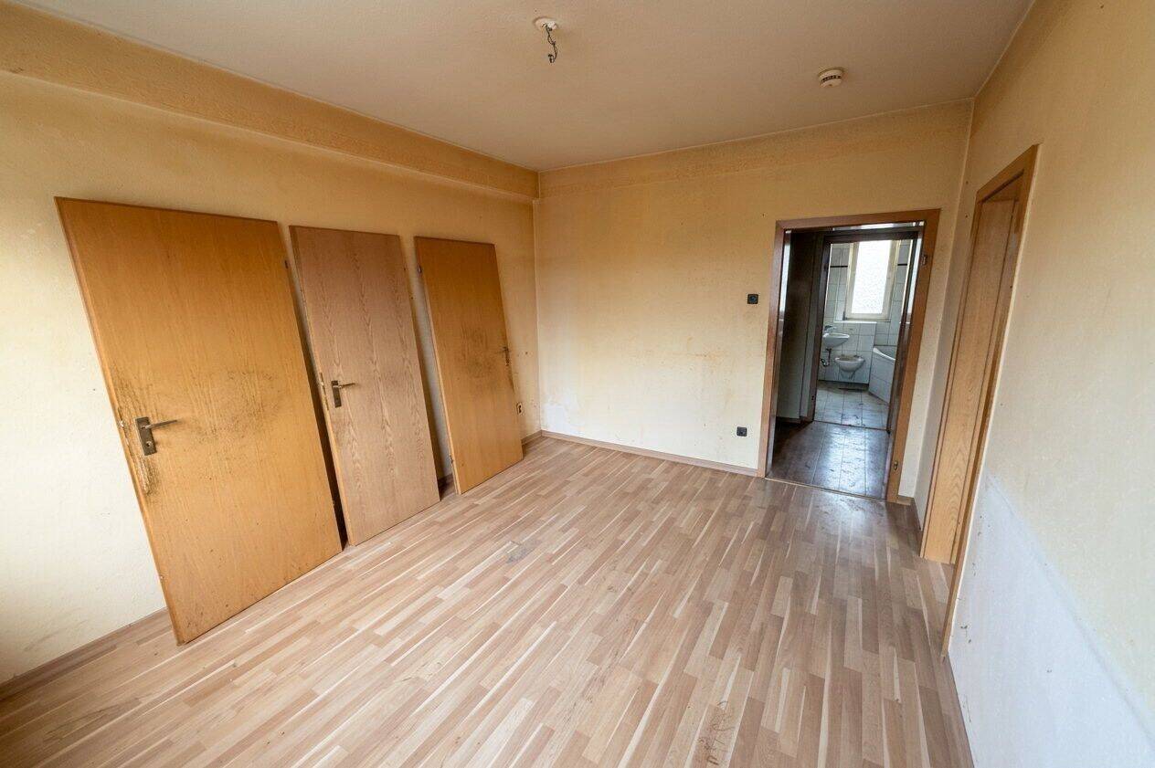 Renovierungsbedürftige 2,5-Zimmer-Wohnung mit großem Potenzial in begehrter Wohnlage – 40468 Düsseldorf – Vorschaubild 3