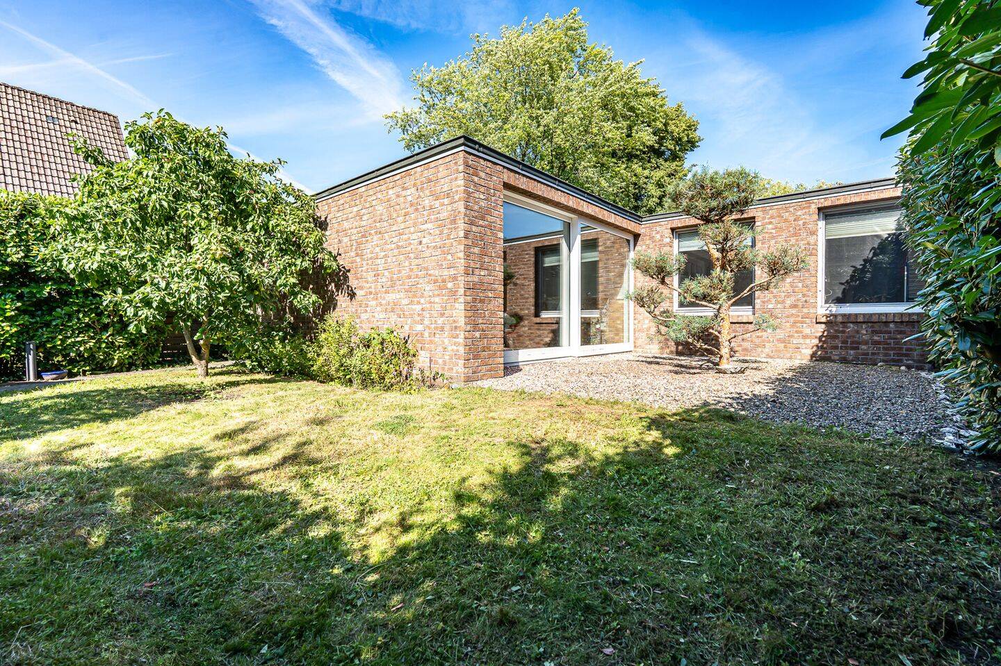 Besondere Immobilie: Winkelbungalow mit PV-Anlage, idyllischem Grundstück, Pavillon und Gartenteich – 22547 Hamburg – Vorschaubild 3