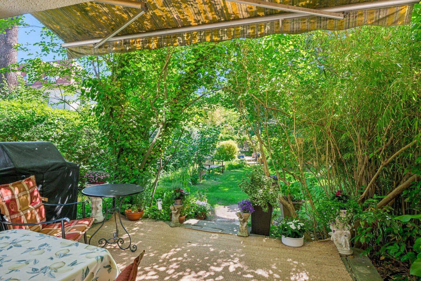 Villa aus den 30er-Jahren in Dahlemer Bestlage – Ruhig gelegen mit idyllischem Garten, Sonnenterrasse, Veranda und ausgebautem Dachgeschoss – 14195 Berlin – Vorschaubild 3