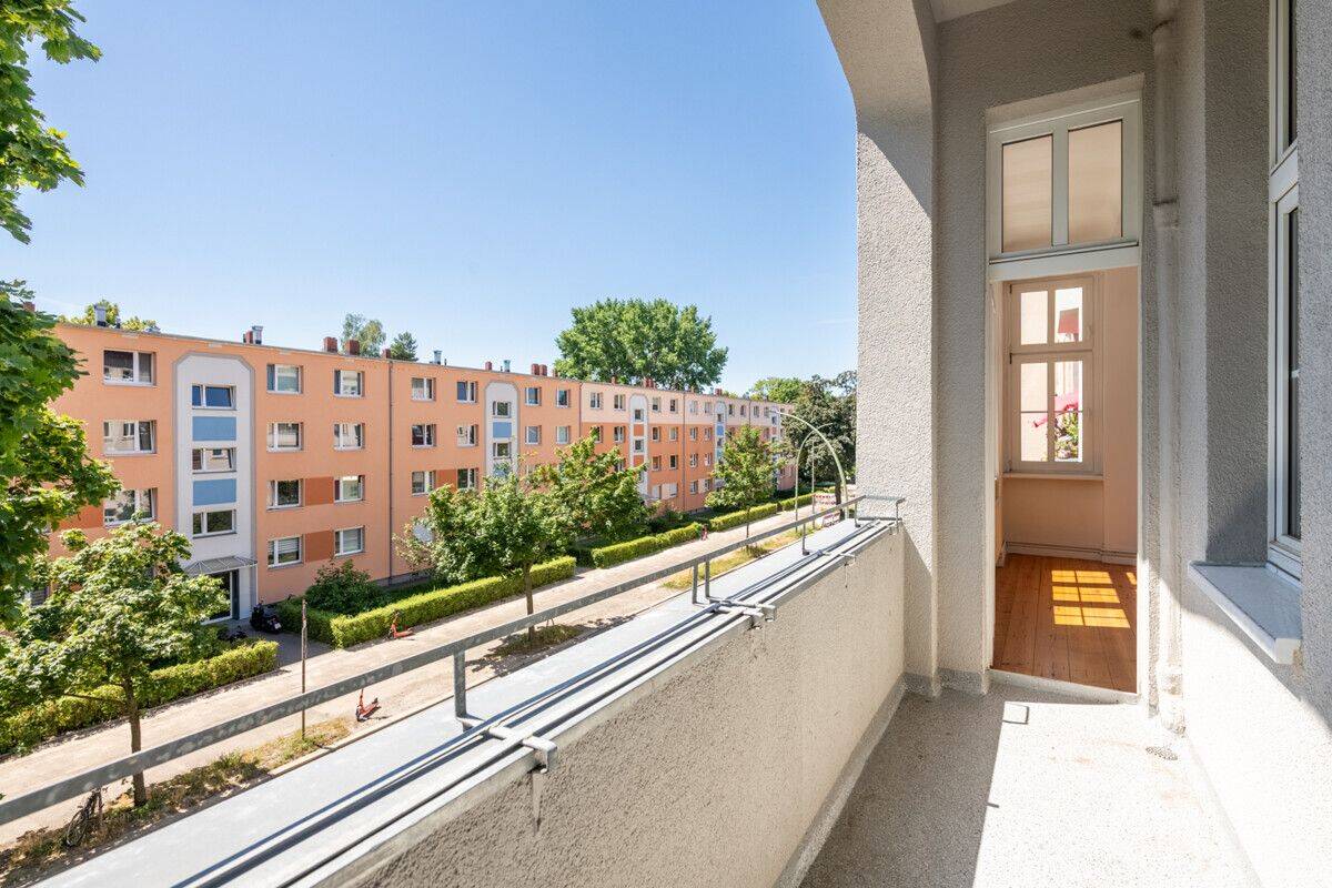 Bezugsfrei: Lichtdurchflutete 2-Zimmer-Wohnung mit Balkon, Holz-Dielen und Gründerzeit-Charme – 13086 Berlin – Vorschaubild 3