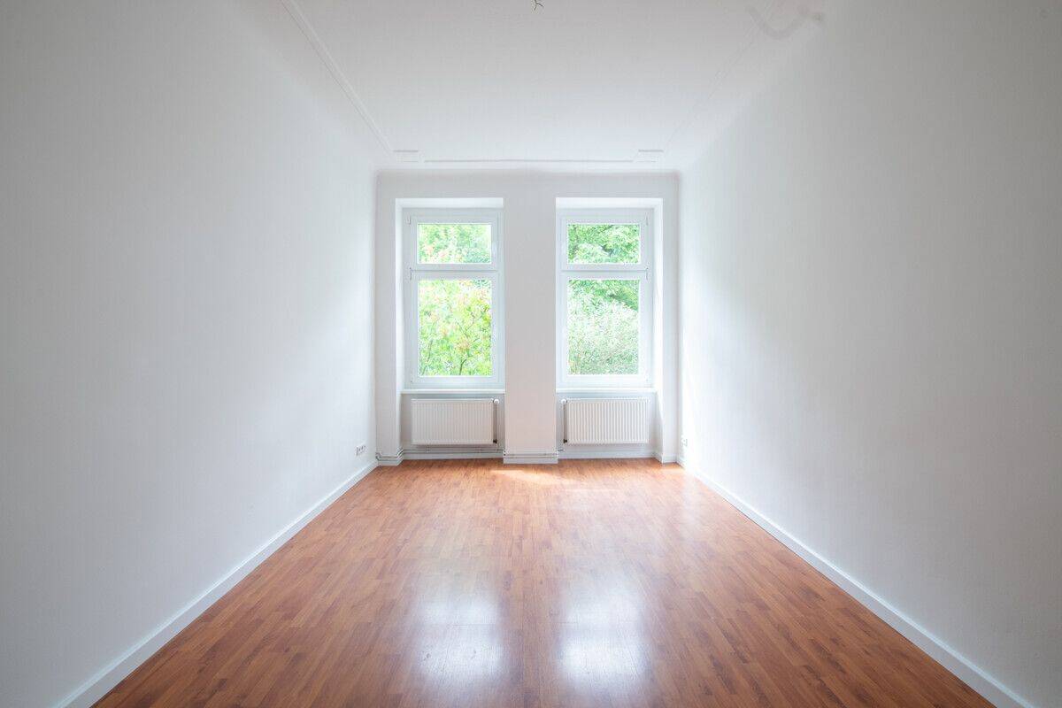 Bezugsfreie 2-Zimmer-Wohnung mit Altbau-Flair und modernem Tageslicht-Badezimmer, jetzt besichtigen – 13086 Berlin – Vorschaubild 3