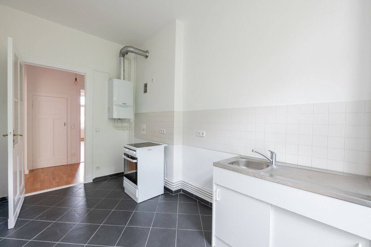 Bezugsfreie 2-Zimmer-Wohnung mit Altbau-Flair und modernem Tageslicht-Badezimmer, jetzt besichtigen – 13086 Berlin – Vorschaubild 4