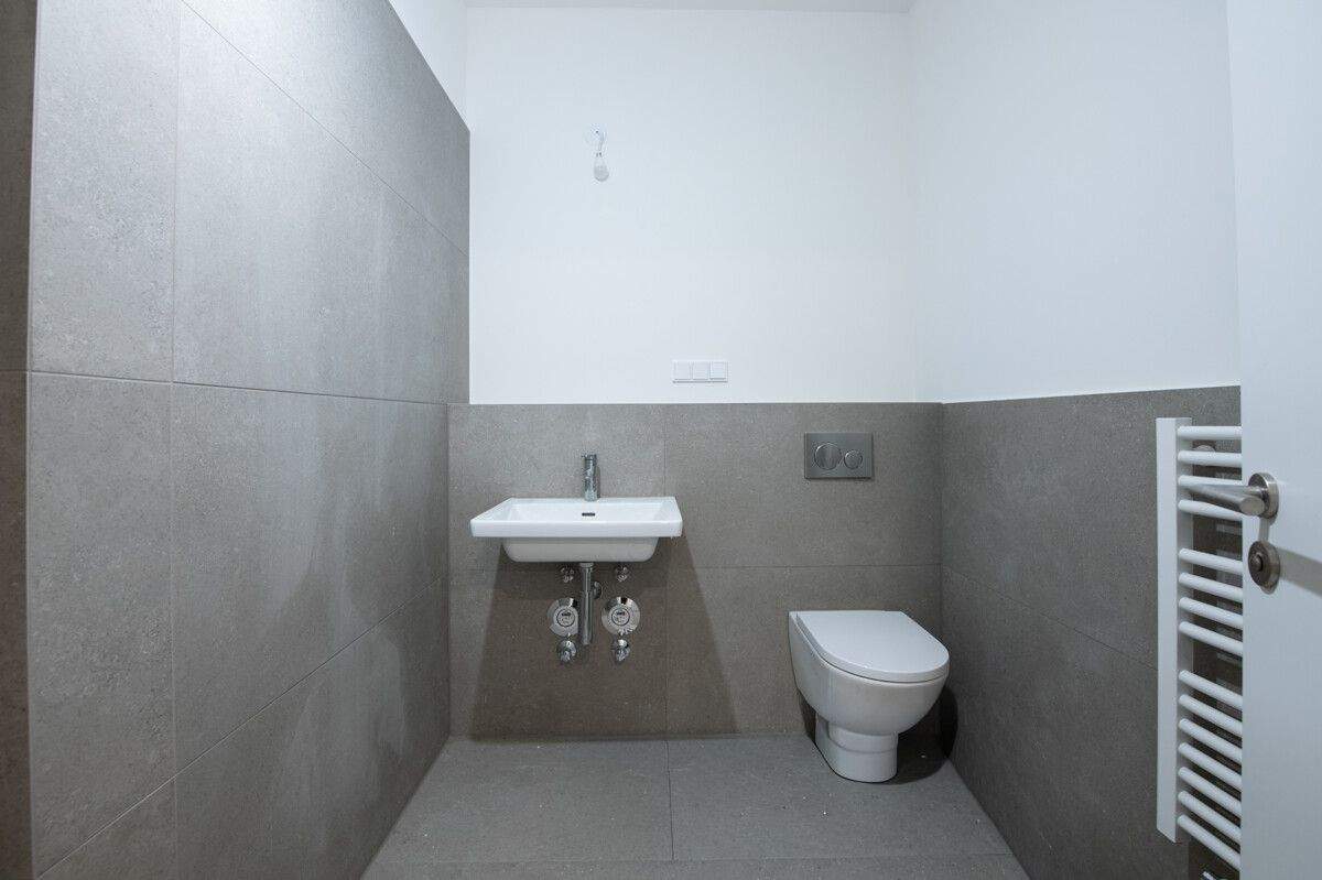 Kurzfristig bezugsfertig: Traumhafte 5-Zimmer-Neubau-Wohnung mit großer Loggia – direkt am Wasser – 13585 Berlin – Vorschaubild 4