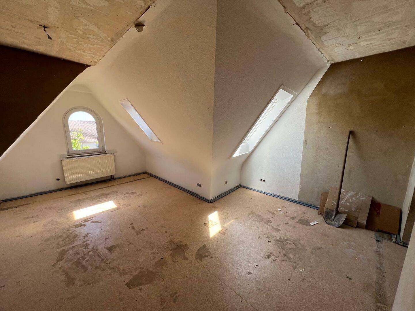 Dachgeschoss-Rohdiamant im Jugendstilhaus – 2,5 Zimmer zur individuellen Gestaltung in Stuttgart – 70191 Stuttgart – Vorschaubild 3