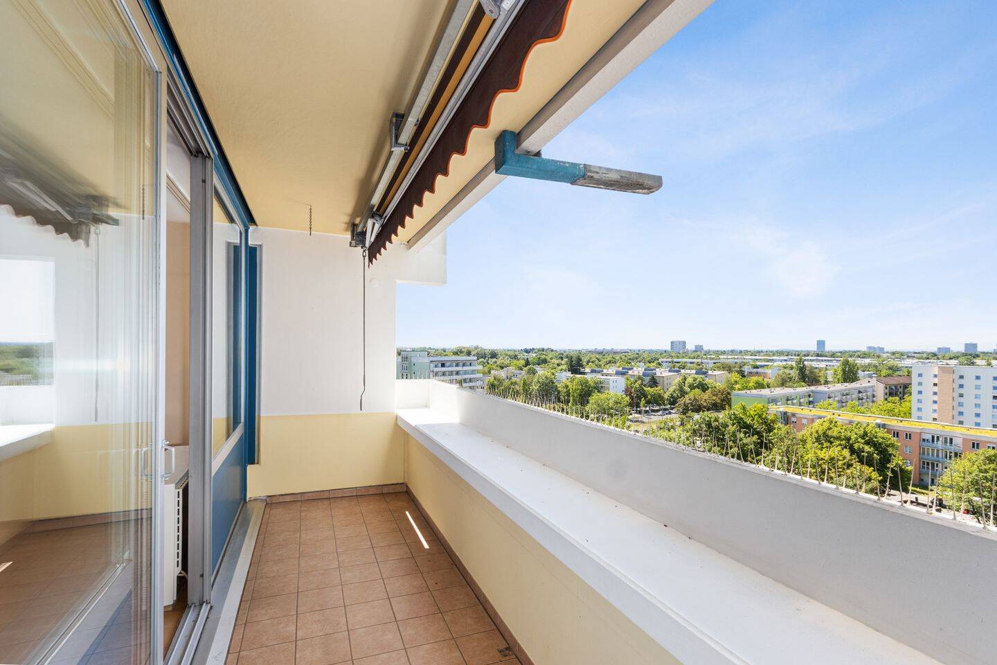 Weitblick . Wohnküche . Wintergarten | Geräumige 2-Zi-Balkonwohnung mit TG-Stellplatz – 81925 München – Vorschaubild 3