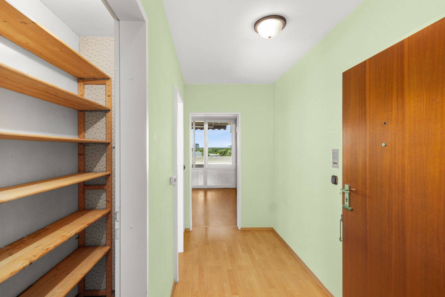 Weitblick . Wohnküche . Wintergarten | Geräumige 2-Zi-Balkonwohnung mit TG-Stellplatz – 81925 München – Vorschaubild 4