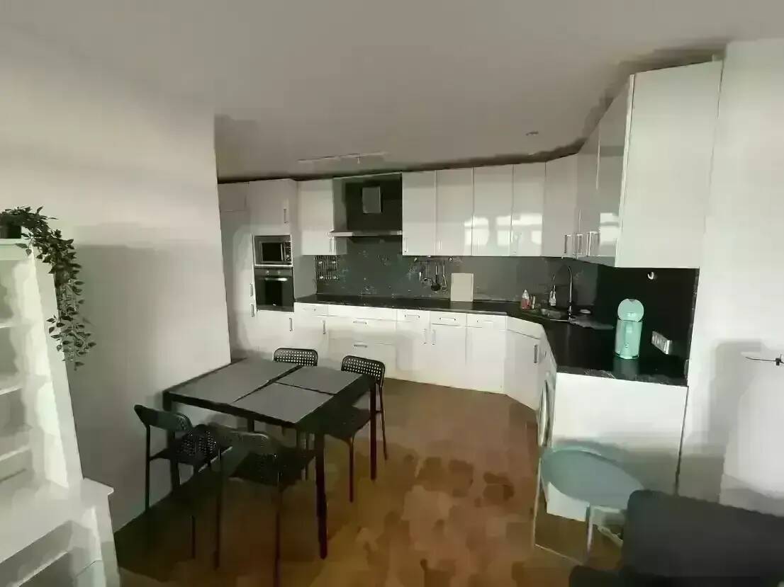 Vollmöblierte 3-Zimmer-Etagen- Wohnung inkl. Einbauküche, Balkon und PKW Tiefgaragenstellplatz in einem gepflegtem Hochhaus samt Fernblick – Köln – Vorschaubild 3