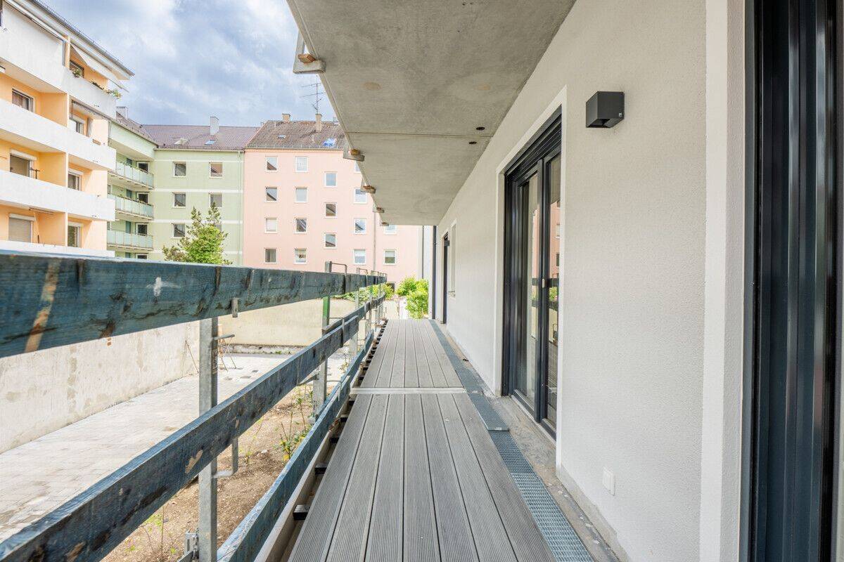 Erstbezug Sept.: Attraktive 2-Zimmer-Wohnung mit großem Balkon, Tageslicht-Badezimmer und Parkett – 81369 München – Vorschaubild 4
