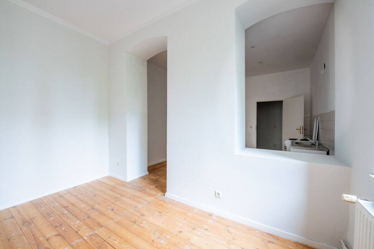 Bezugsfreie Altbauwohnung in absoluter Top-Lage mit Tageslicht-Badezimmer, Wohnküche und Holzdielen – 10997 Berlin – Vorschaubild 3