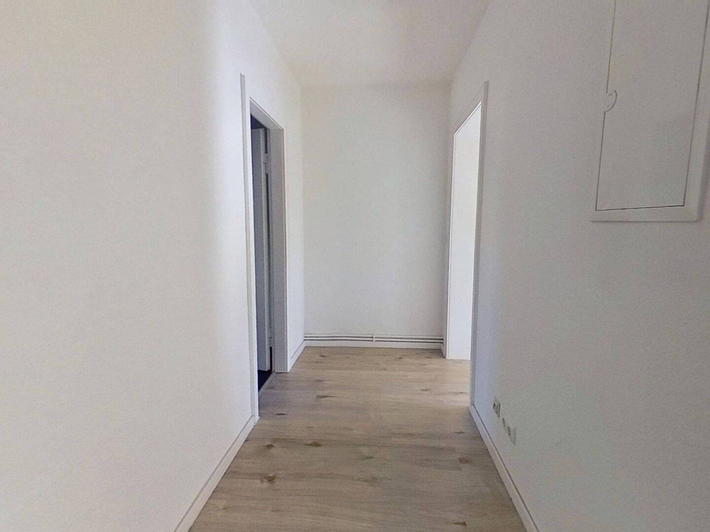 Große 2-Zimmer-Wohnung mit BALKON, modernem Wannenbad und viel Lichteinfall – 33649 Bielefeld – Vorschaubild 3