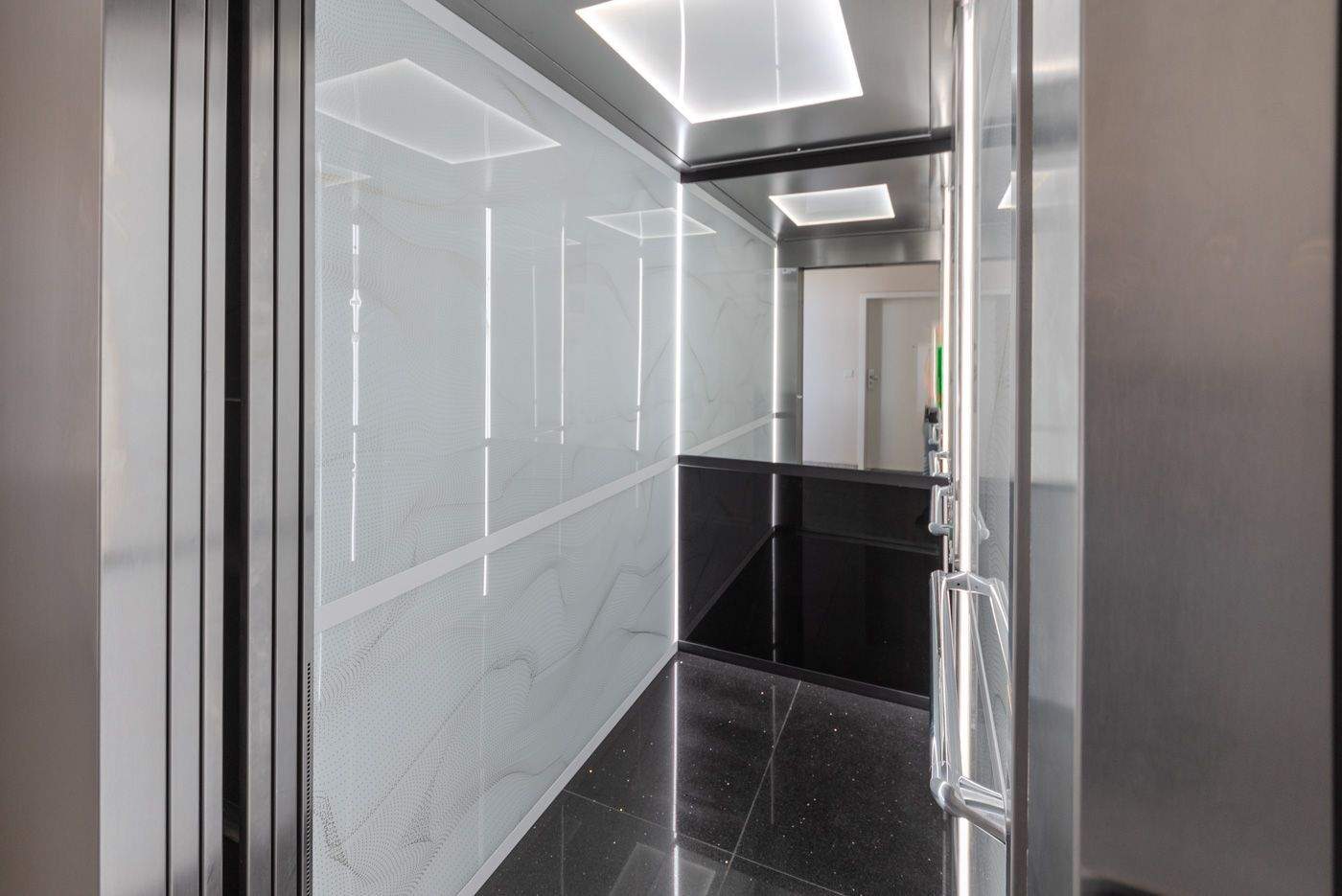 2,5 Zimmer, Fahrstuhl, 2 Balkone & exklusiver Blick über den Ku’damm – 10707 Berlin – Vorschaubild 3