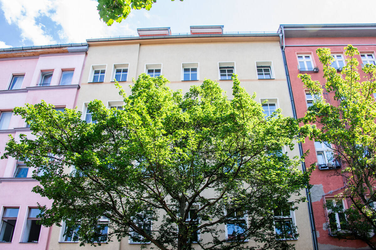 Bezugsfreie Altbauwohnung in absoluter Top-Lage mit Tageslicht-Badezimmer, Wohnküche und Holzdielen – 10997 Berlin – Vorschaubild 4