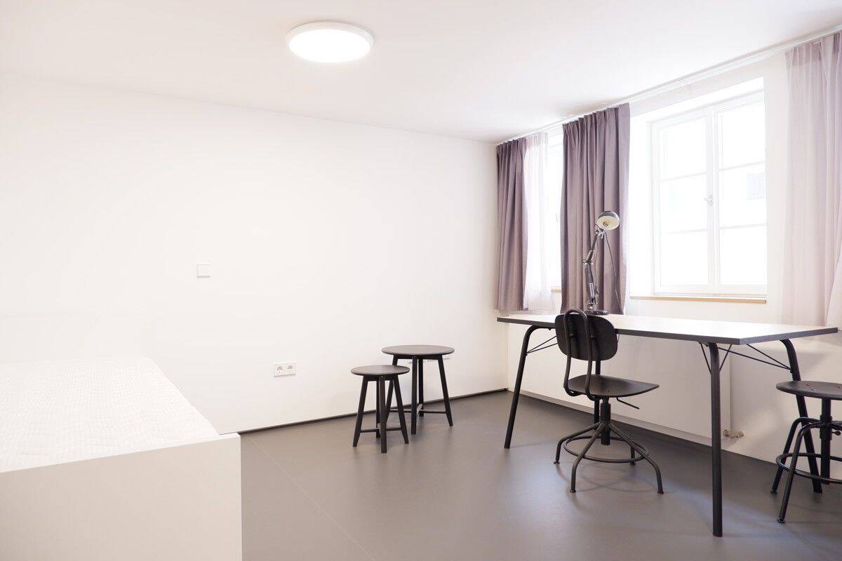 Stilvoll möbliertes Paar- oder Einzelzimmer in großzügiger 4er-WG im Herzen von Reutlingen! – 72764 Reutlingen – Vorschaubild 3