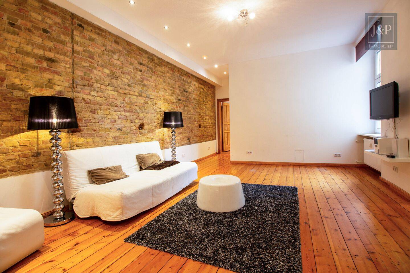 Altbaucharme trifft Moderne: Bezugsfreie 2-Zimmer-Wohnung mit Ziegelwand, Dielenboden & EBK – 13359 Berlin – Vorschaubild 3