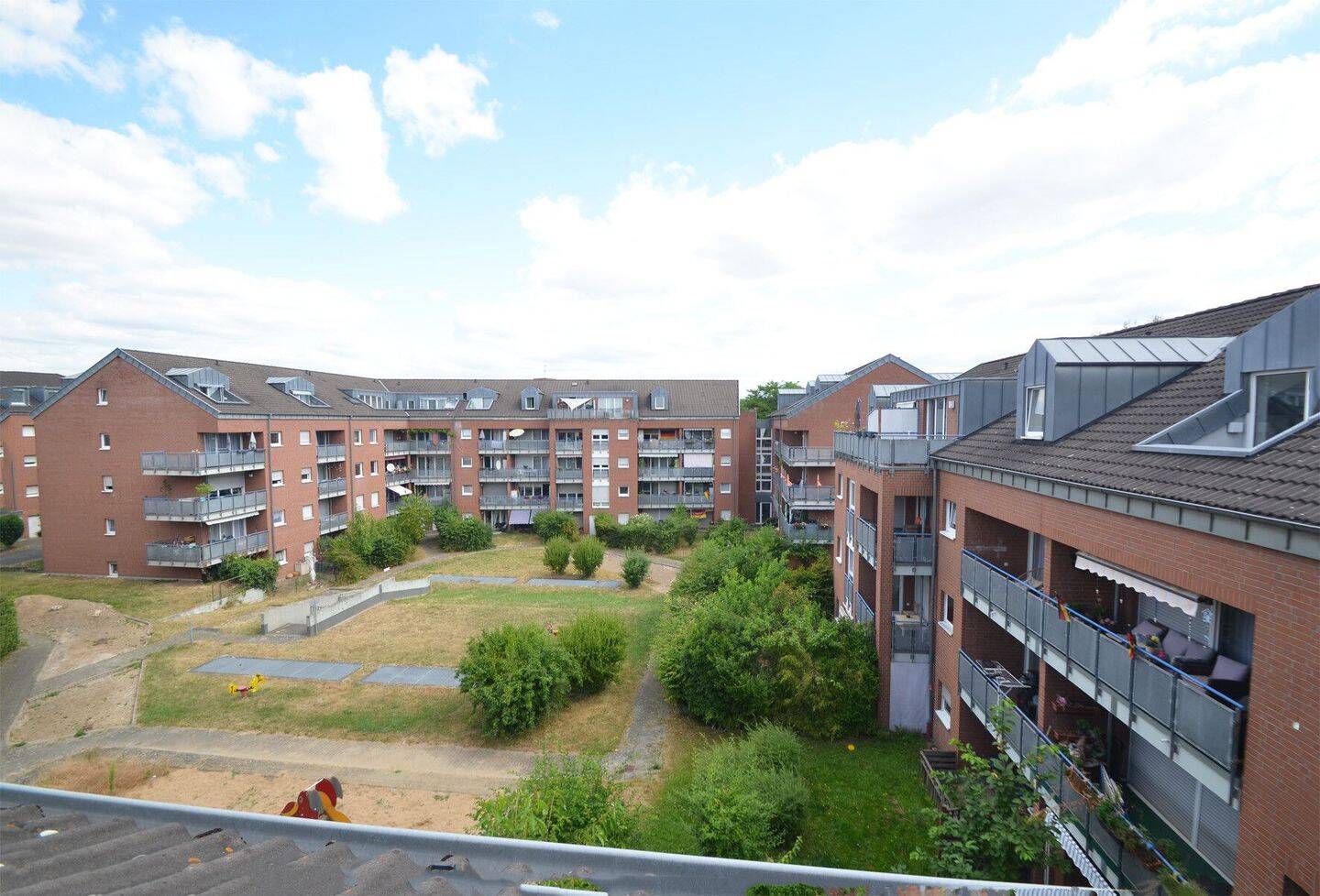 Helle 2-Zimmerwohnung mit Balkon und Tiefgaragenstellplatz! – 50765 Köln – Vorschaubild 3