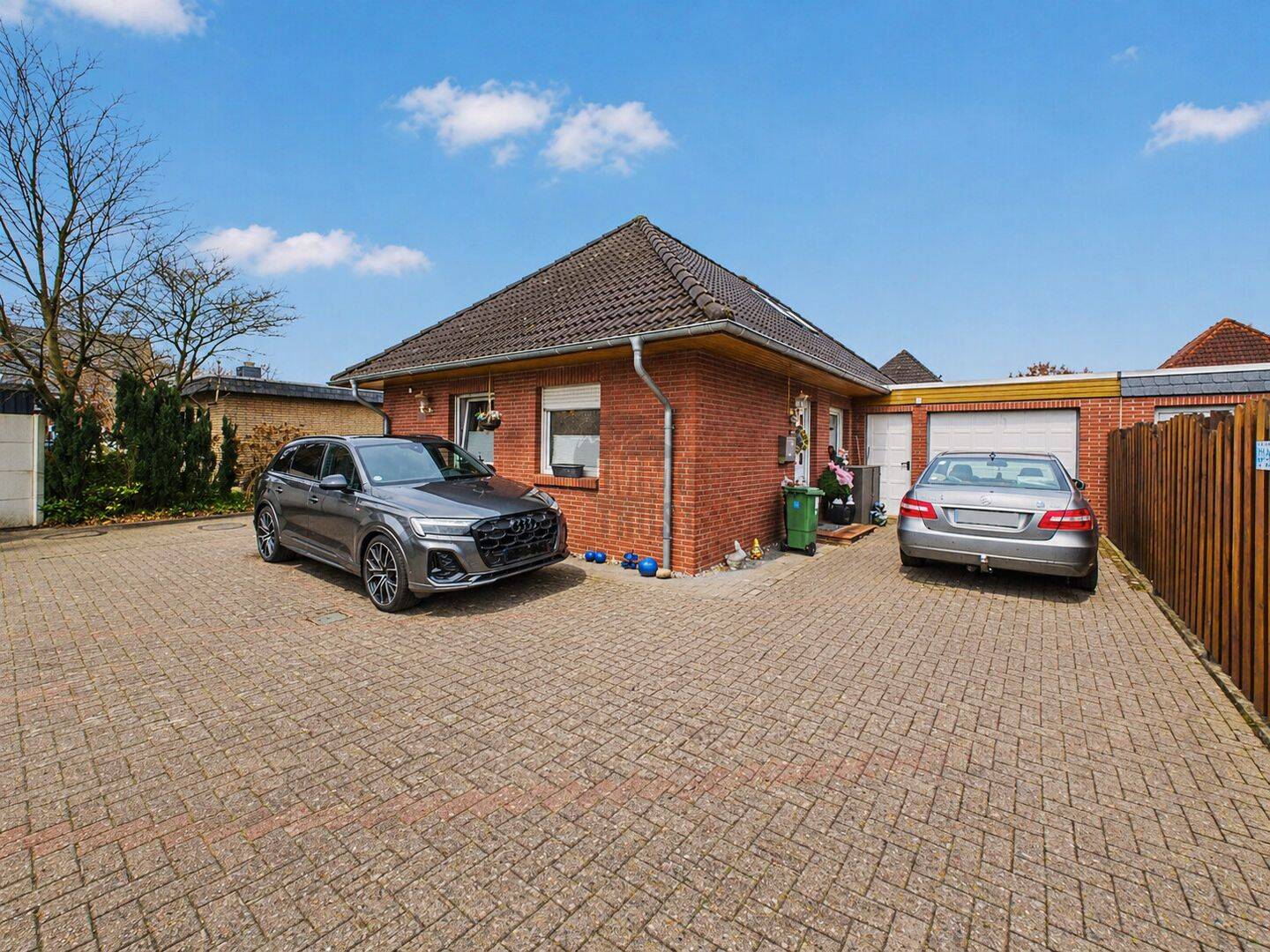 BUNGALOW IN RUHIGER LAGE MIT KAMIN, FUSSBODENHEIZUNG, MODERNEM BADEZIMMER UND ELEKTRISCHER GARAGE – 26125 Oldenburg (Oldb) – Vorschaubild 3