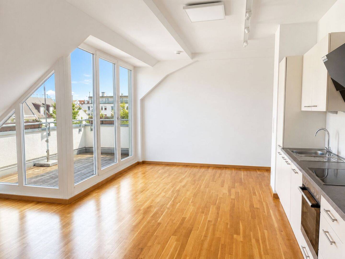 Bezugsfrei im traumhaft grünen Berlin-Kladow: 3-Zimmer-Dachgeschosswohnung mit großzügiger Dachterrasse – 14089 Berlin – Vorschaubild 3