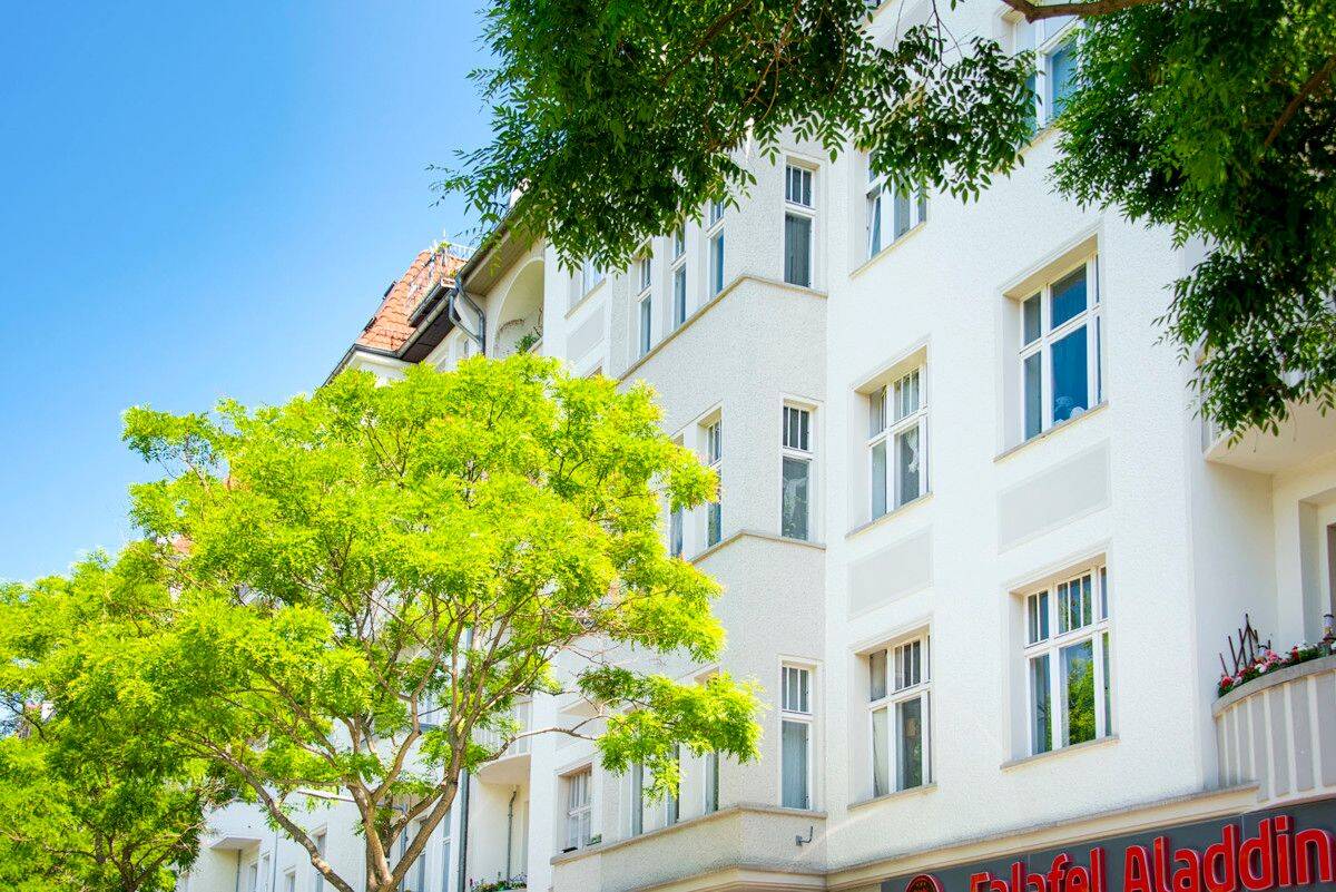 TOP-Lage und bezugsfrei: Apartment im ruhigen Gründerzeit-Wohnhaus, Dielen, hohe Räume, lichterfüllt – 10247 Berlin – Vorschaubild 4