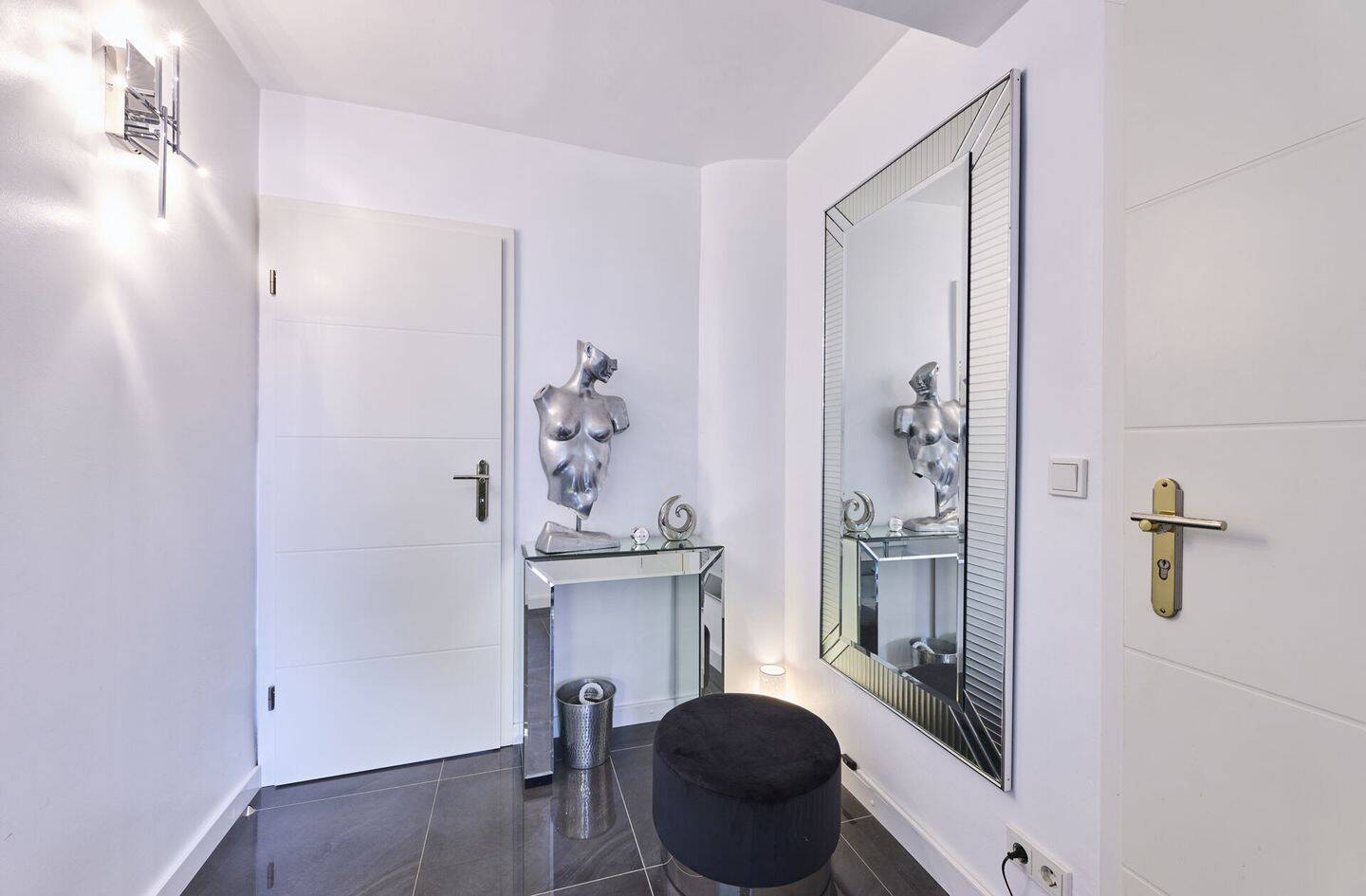 Einzigartige Wohnung in hervorragender Lage mit traumhaftem, sonnigem Garten – 80999 München – Vorschaubild 8