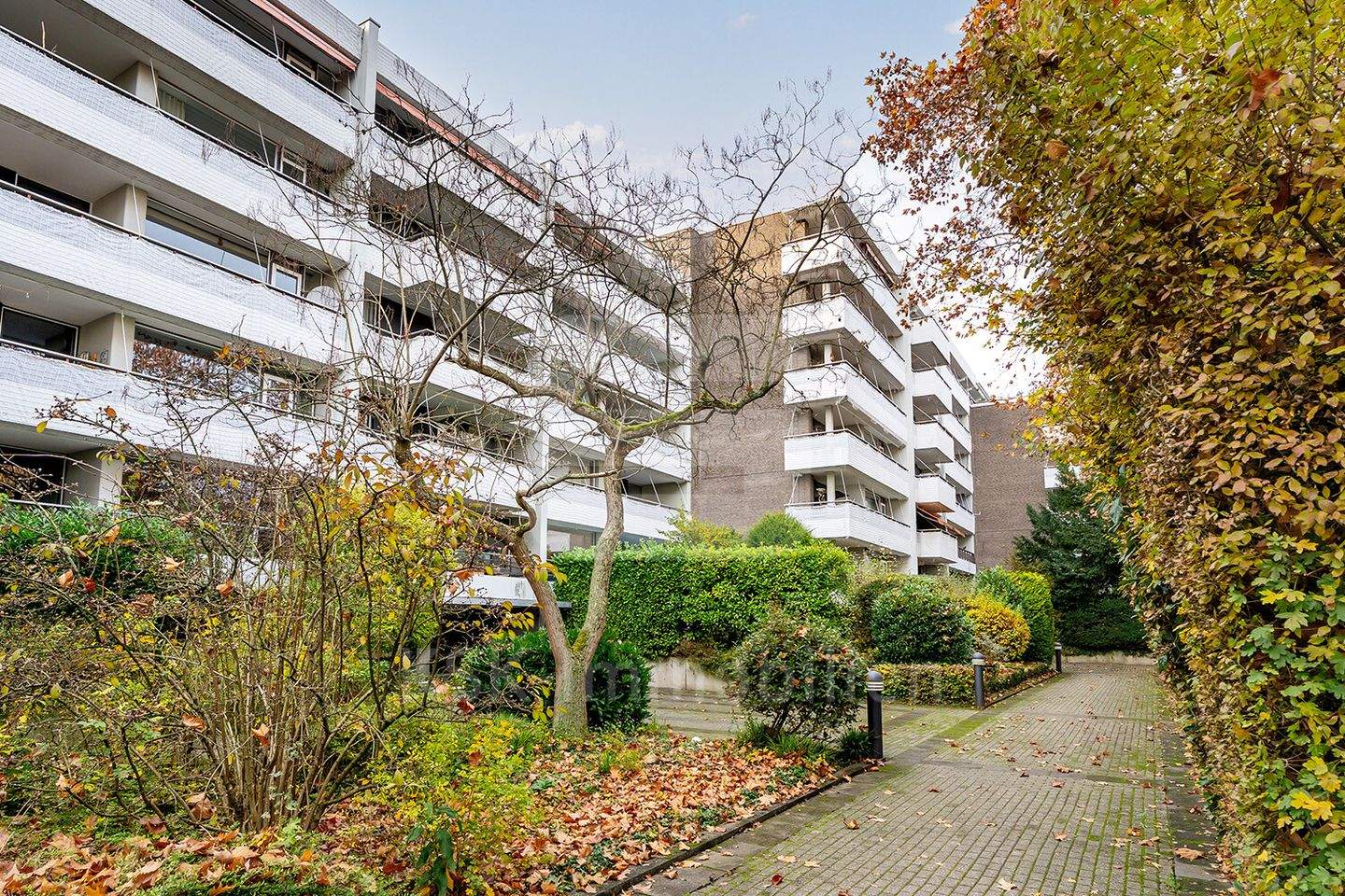 Moderne 4-Zimmer-Wohnung mit zwei Balkonen, TG-Stellplatz in zentraler Lage – Ideal für Familien – 50858 Köln – Vorschaubild 3