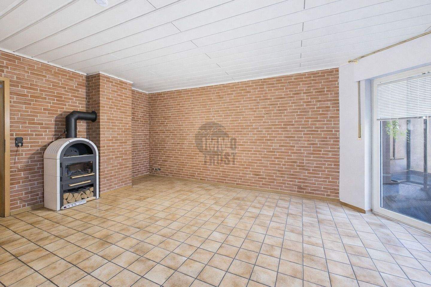 BUNGALOW IN RUHIGER LAGE MIT KAMIN, FUSSBODENHEIZUNG, MODERNEM BADEZIMMER UND ELEKTRISCHER GARAGE – 26125 Oldenburg (Oldb) – Vorschaubild 4