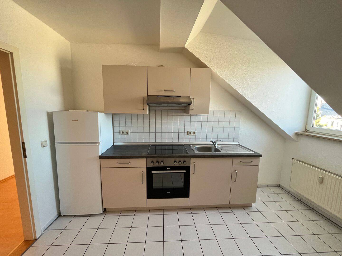Helle Dachgeschosswohnung mit Einbauküche – 2 Monate Kaltmietfrei – Chemnitz – Vorschaubild 3