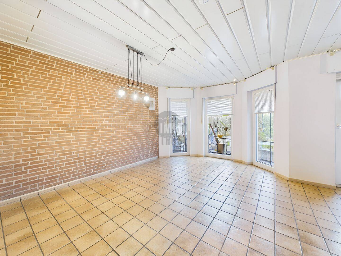 BUNGALOW IN RUHIGER LAGE MIT KAMIN, FUSSBODENHEIZUNG, MODERNEM BADEZIMMER UND ELEKTRISCHER GARAGE – 26125 Oldenburg (Oldb) – Vorschaubild 5