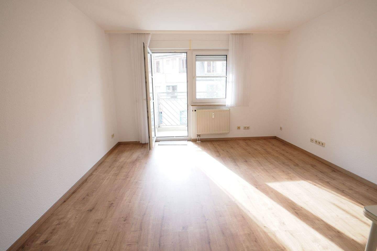 SINGLEWOHNUNG – SOFORT VERFÜGBAR: helle, moderne und gemütliche 1-Zimmerwohnung mit Pantry-Küche, Balkon in ruhiger und zentrumsnaher Lage – 90478 Nürnberg – Vorschaubild 3