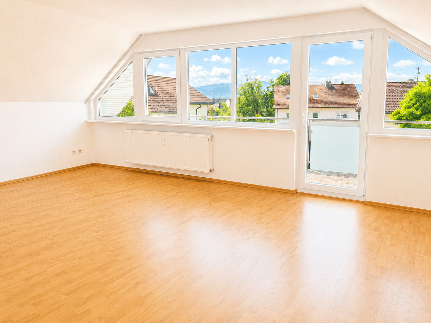 Gepflegte 3 Zi. DG Wohnung mit über 123 m² Gartenanteil, Klimananlage und Balkon – 79312 Emmendingen – Vorschaubild 3