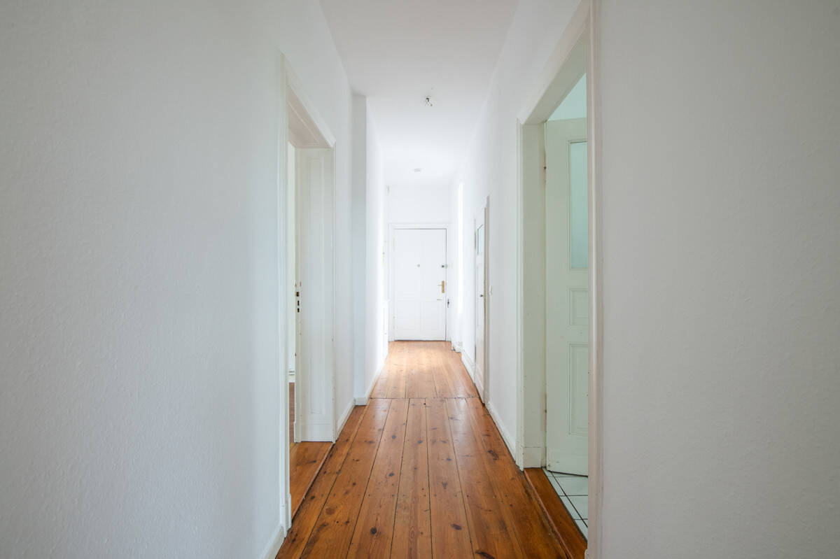 Wohnen mit Stil: 4-Zimmer-Gründerzeitaltbau mit Stuck  und Südbalkon – 12205 Berlin – Vorschaubild 3